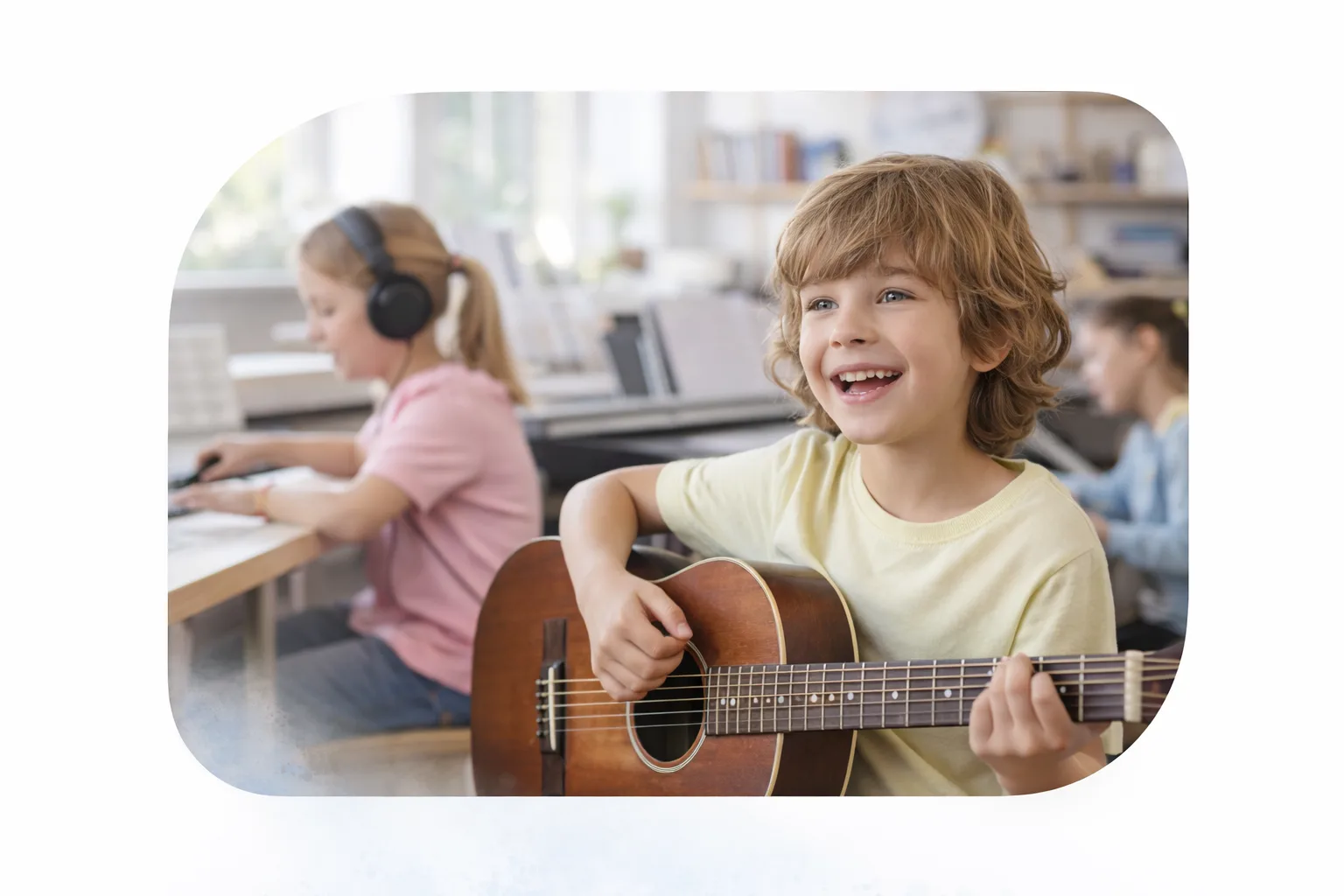 Una profesora acompaña a un niño mientras toca la guitarra
