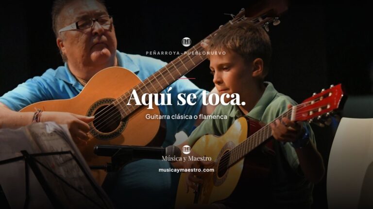 Un alumno y su maestro tocando la guitarra en la audición de la Escuela Municipal de Música y Danza de Peñarroya-Pueblonuevo